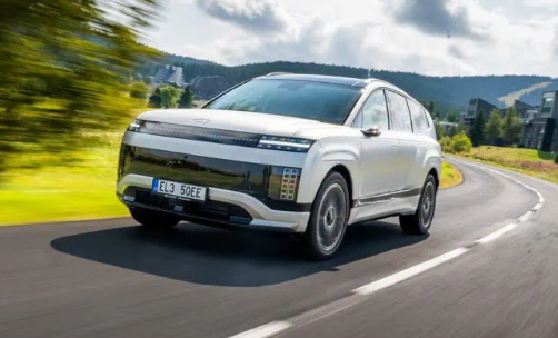 Změny pro řidiče: Při autonomní jízdě dostane pokutu za rychlost výrobce