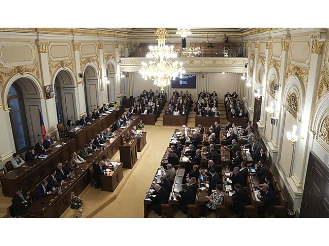 Poslanci složí slib. 108 z nich má zvolit kandidáta SPD do čela Sněmovny