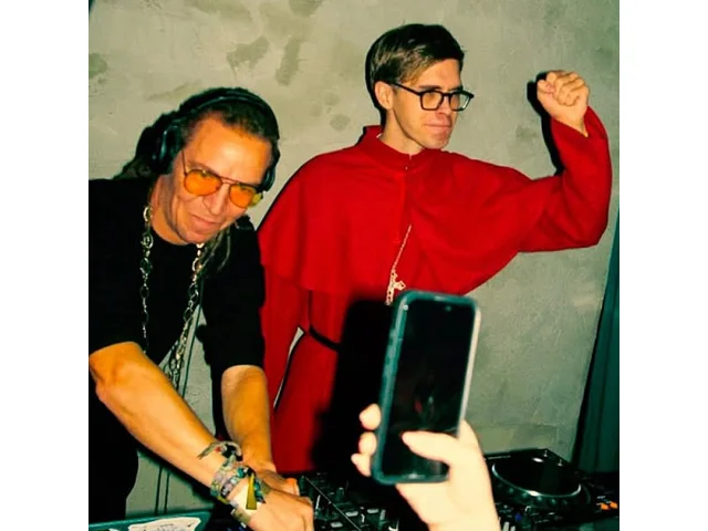 Bartoš a Špaček to rozjeli na párty Sugar Denny. Bartoš ovládl i DJ pult