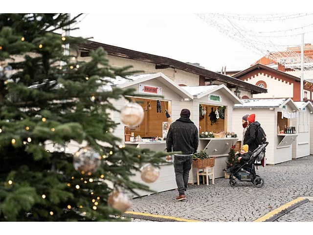 Advent bez stresu, davů a kýče: Holešovická tržnice zve na vánoční trhy, zimní kino i svařák pod širým nebem