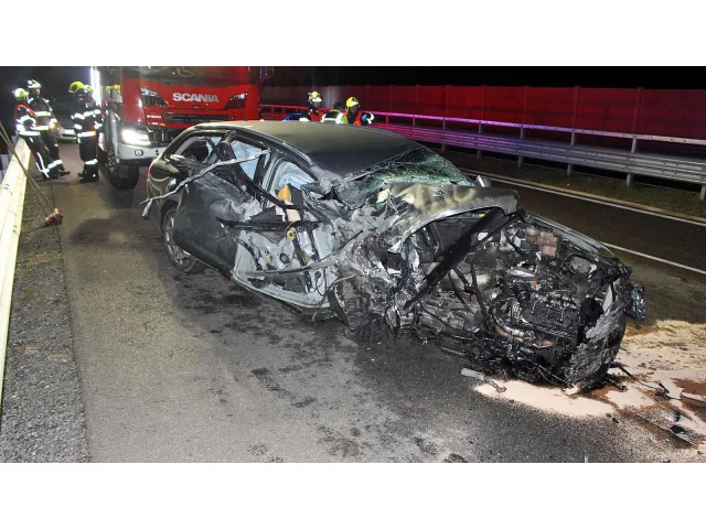 FOTO: Drtivá srážka na dálnici D35. Řidička se řítila v protisměru a zbořila dvě auta