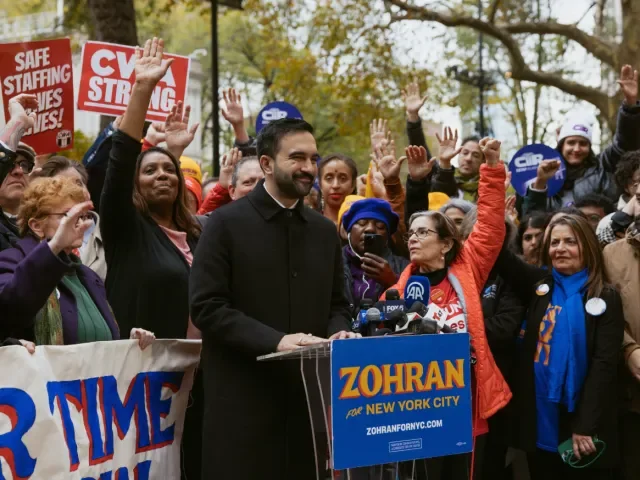 New York volí starostu. Favorit straší Trumpa, ten už pohrozil městu Národní gardou