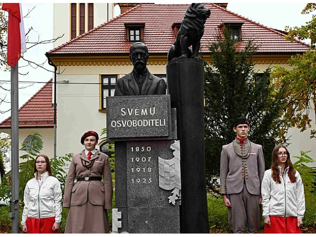 Masarykův pomník měl pohnutý osud. Valašské Meziříčí mu vrátilo původní podobu