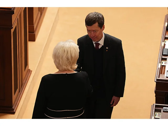 Dva bratři, dva názory. Tomio a Hayato Okamurovi seděli ve Sněmovně vedle sebe