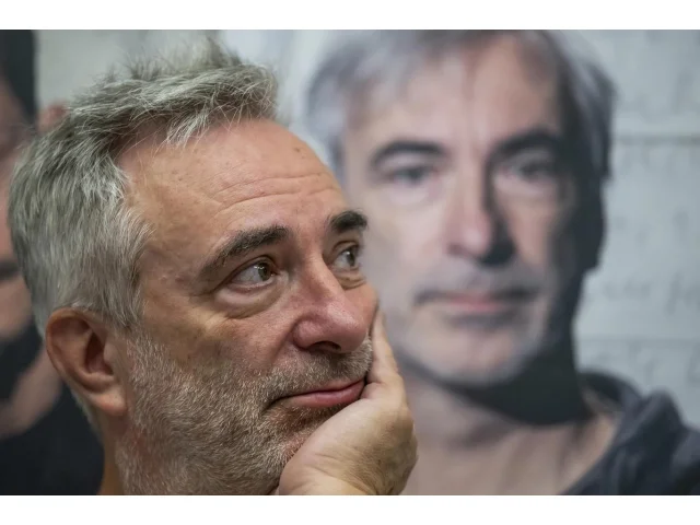 Jak bydlí Petr Vacek: V domě po rodičích z 80. let splachuje dešťovou vodou, skleničky vyrábí z lahví