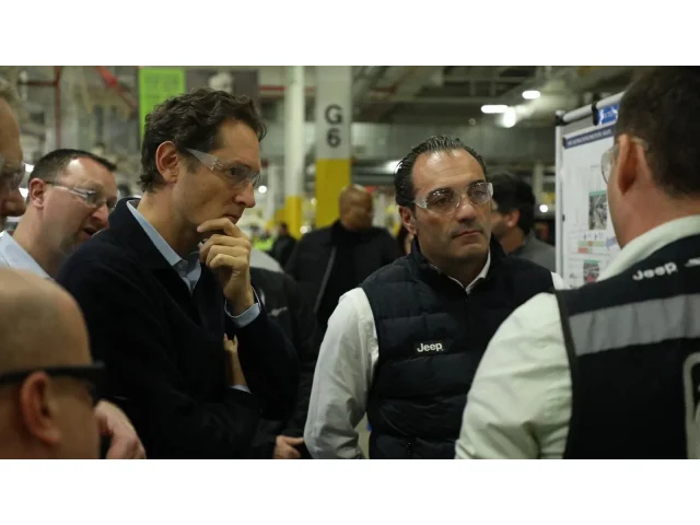 Největší hrozbou pro autoprůmysl je EU, ne Čína, říká nový šéf Stellantisu. Volá po návratu spalovacích motorů