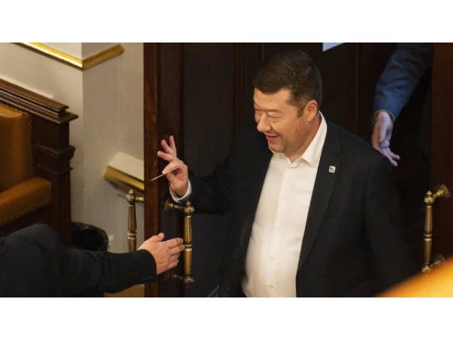 „Podávám obrazně ruku každému.“ Předsedou Sněmovny se stal lídr SPD Okamura, porazil lidovce Bartoška