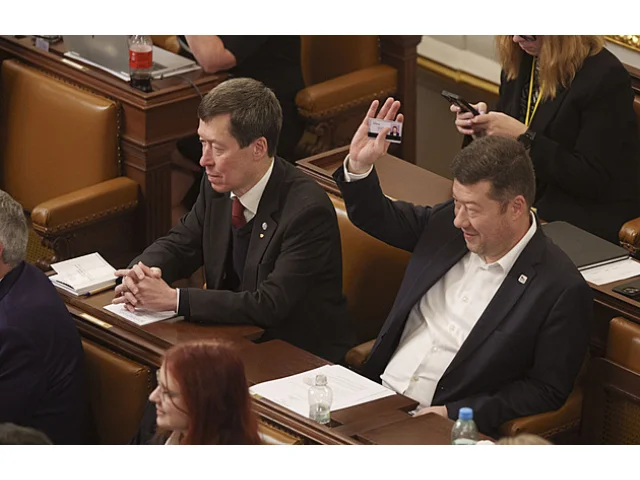 Hayato Okamura a peklo v přímém přenosu: Když se z politiky stane rodinná terapie