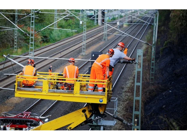 Železniční trať mezi Prahou a Ústím stojí. Porouchalo se trakční vedení