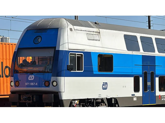 Na koridoru mezi Prahou a Kolínem srazil vlak člověka, provoz je částečně obnoven