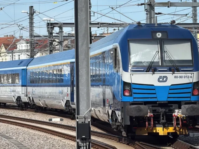 Vlak srazil člověka na kolejích. Nehoda omezila provoz na trati Praha – Kolín