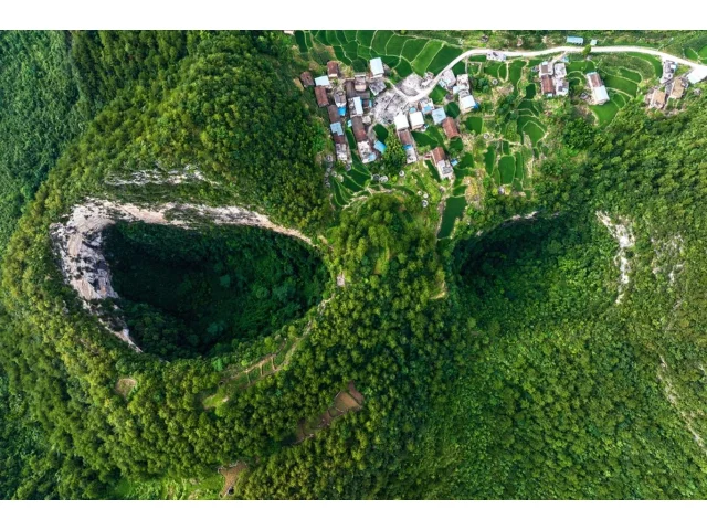 Obří čínské propadliny mají svůj ekosystém. Kdysi se jich místní báli kvůli duchům, dnes jsou v ohrožení