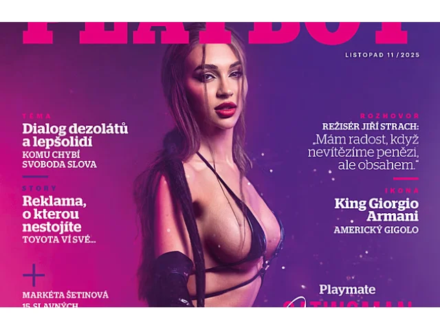 Latex, voda, kov a světlo. Playmate Caroline pózuje jako ikonická Catwoman