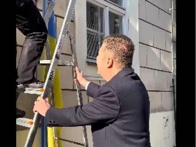 Okamura první den ve funkci sundal ukrajinskou vlajku ze sněmovny. A vyvolal bouři