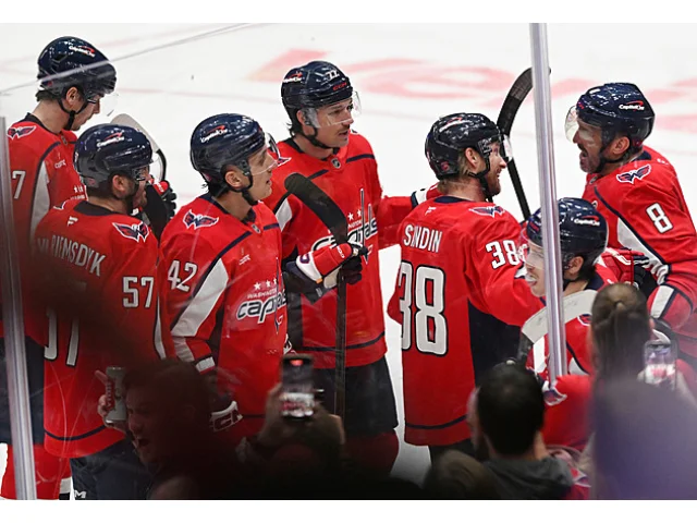 Jako první v dějinách. Ovečkin vstřelil gól číslo 900, soupeř mu chtěl ukrást puk