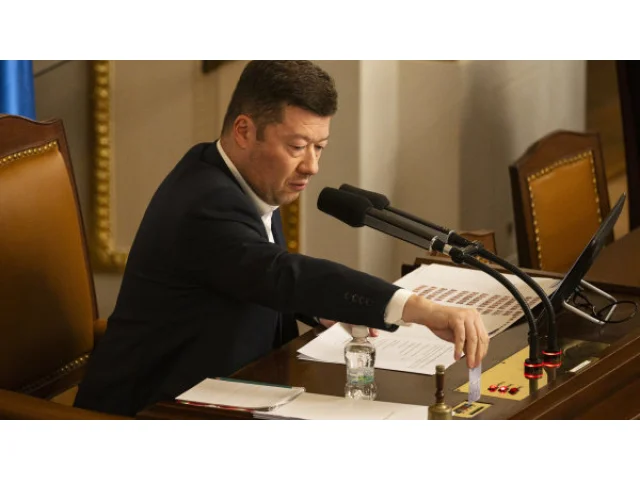 Okamura nechal stáhnout ukrajinskou vlajku z budovy Sněmovny. Ostudné, jde to za celou koalicí, zní z opozice