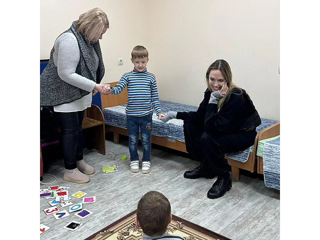 Nečekané drama. Jolie neohlášeně přijela na Ukrajinu, jejího řidiče zadrželi náboráři