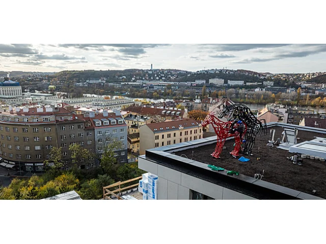 Šemík se páří s klisnou na pražské střeše. Plastika vyvolala pozdvižení