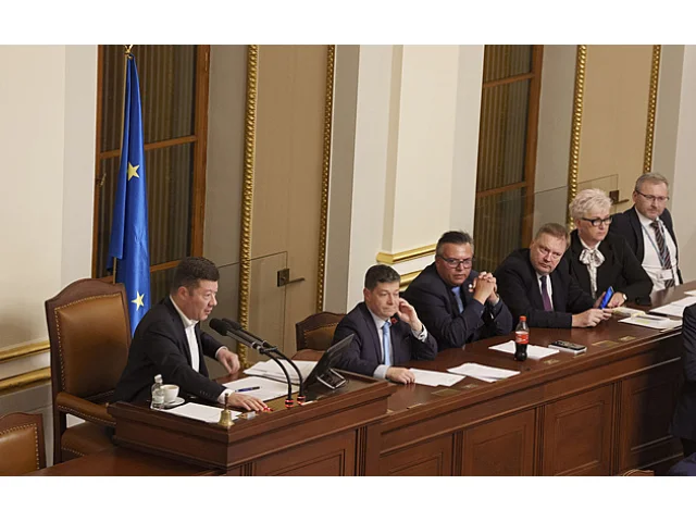 Hanebné gesto, slouží Kremlu. Stažení ukrajinské vlajky kritizují Pekarová i Piráti