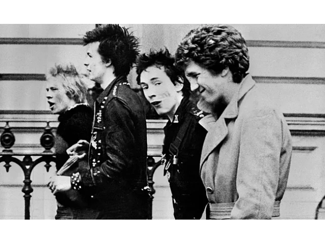 Před 50 lety se Sex Pistols servali na pódiu a změnili tak navždy hudební scénu