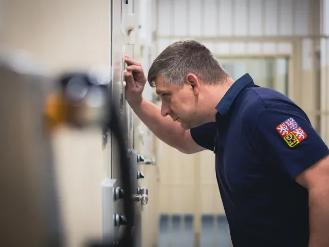 Velká razie ve věznice Rýnovice. 300 příslušníků Vězeňské služby prohledávalo cely