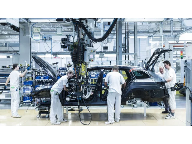 „Musíme být méně naivní.“ Je třeba chránit autoprůmysl v EU před Čínou, přehodnoťme zákaz spalováků, vyzval eurokomisař