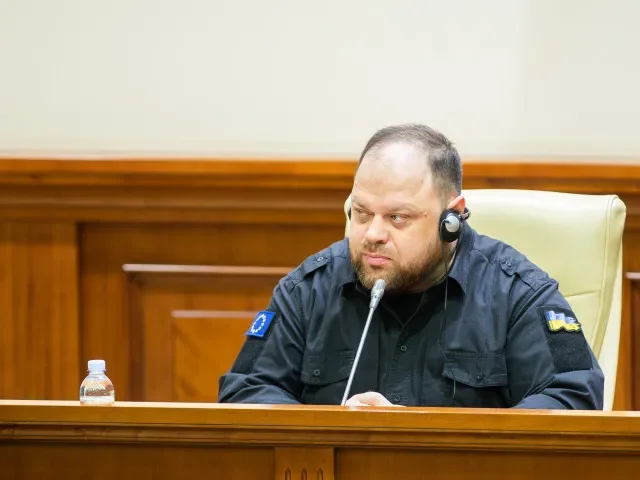 Šéf ukrajinského parlamentu česky zkritizoval Okamurovo stržení vlajky