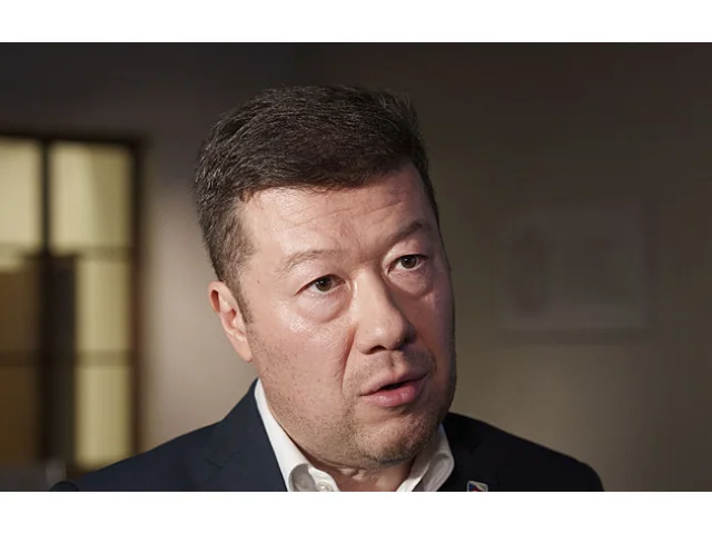 Pochybný čin nebo konec hysterie. Moskva a Kyjev reagují na sejmutí ukrajinské vlajky