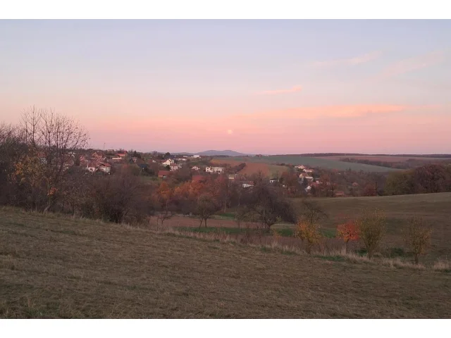 Rozdělené Česko: na východě slunce a 14 °C, na západě mlhy a chlad. V neděli dorazí déšť