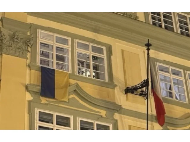 Na budově Sněmovny se po několika hodinách znovu objevily ukrajinské vlajky