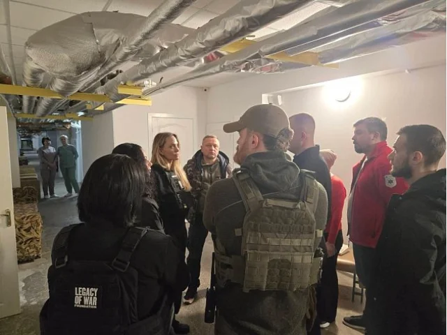 Angelina Jolieová v neprůstřelné vestě povzbudila Ukrajince na frontové linii