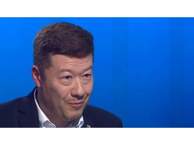 Prostě jsem se rozhodl. Okamura v ČT vysvětlil, proč ukrajinská vlajka dolů, izraelská ne