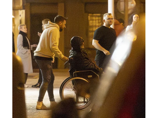 Patrik Hezucký na vozíku. Kamarádi mu pomáhali do auta, odvezl ho Marešův řidič