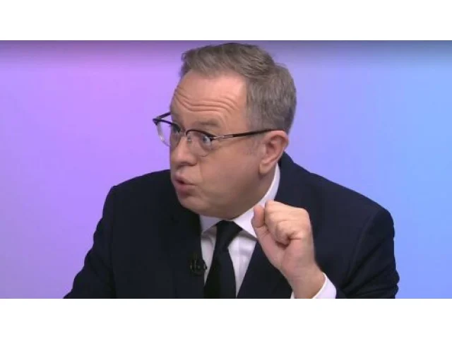 Moravce zaskočil v živém vysílání poslanec Libor Vondráček, když srovnal vlajku Ukrajiny s praporem fotbalového klubu