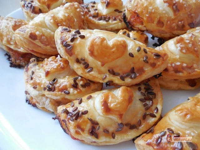 Bleskovka z listového těsta:  Slané škebličky s modrým sýrem nestihnou ani vychladnout