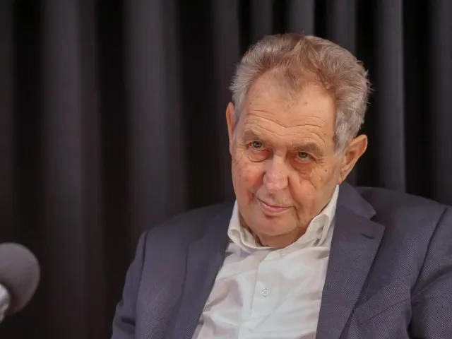 Zeman po operaci opustil nemocnici. Na pohřeb kardinála Duky dorazí s Jiřinou Bohdalovou