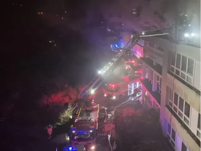 Hasiči zasahují u požáru střední školy ve Zlíně. Zasahuje 11 jednotek, vyhlásili třetí stupeň poplachu
