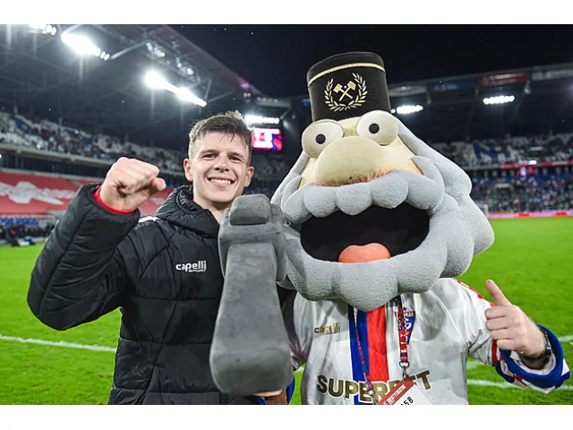 Plné tribuny, technický fotbal. Hellebrand v Polsku září, teď se dočkal první pozvánky