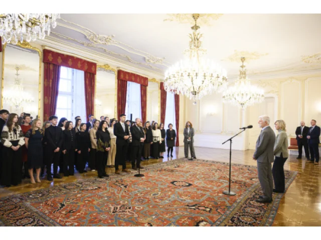 Pavel se na Hradě setkal s dobrovolníky pomáhajícími rodinám padlých vojáků