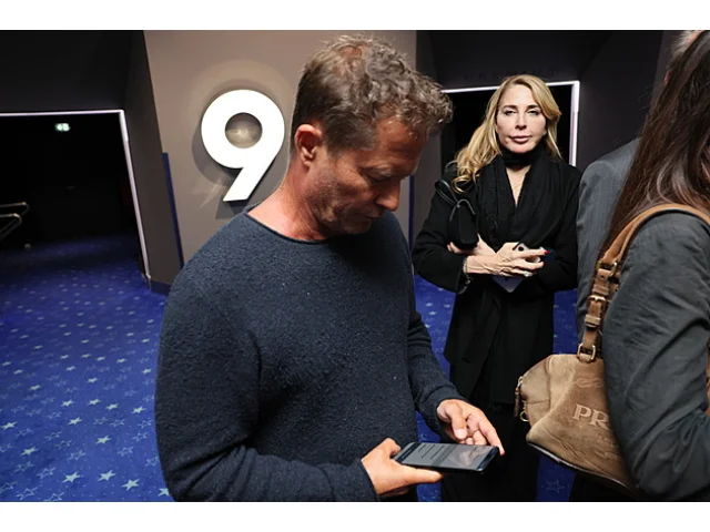 Fotostory závisláka Tila Schweigera: Na premiéře nedal mobil z ruky ani u focení se štábem či Jáklem