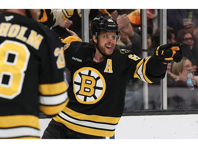 Tříbodový Pastrňák pokořil metu 400 gólů v NHL, přesně mířil i Zacha