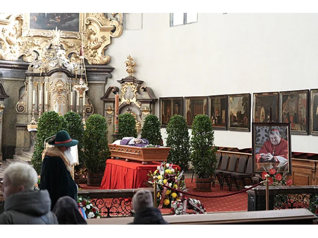 Lidé se loučí s kardinálem Dukou. Vzdávají mu hold u otevřené rakve
