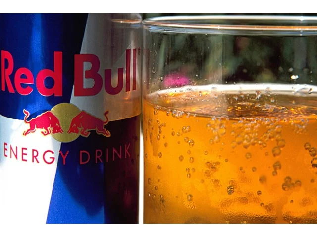 Brusel zahájil vyšetřování Red Bullu. Vadí mu strategie s velikostí plechovek