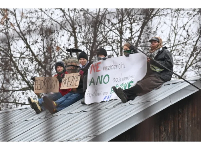 Příznivci osady Bedřiška protestují proti demolici domů, vylezli na jeden z nich