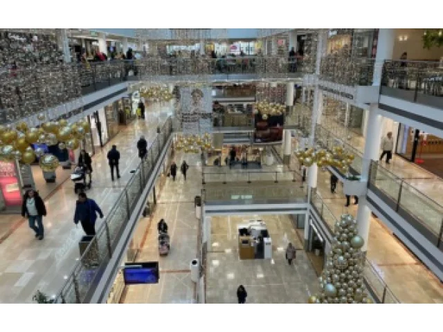 O státním svátku v pondělí 17. listopadu budou obchody otevřené