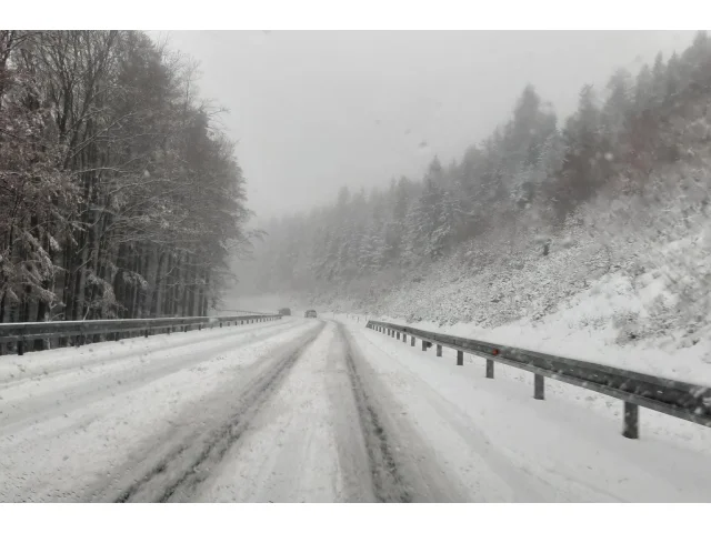 POČASÍ: Studená fronta dorazí v pondělí, meteorologové varují před náledím. Pozor na silnicích!