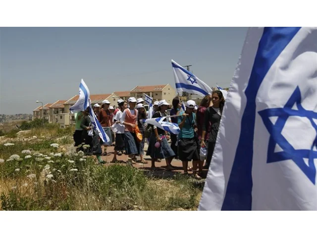 Židovští osadníci zapálili mešitu, izraelská armáda zabila dva Palestince