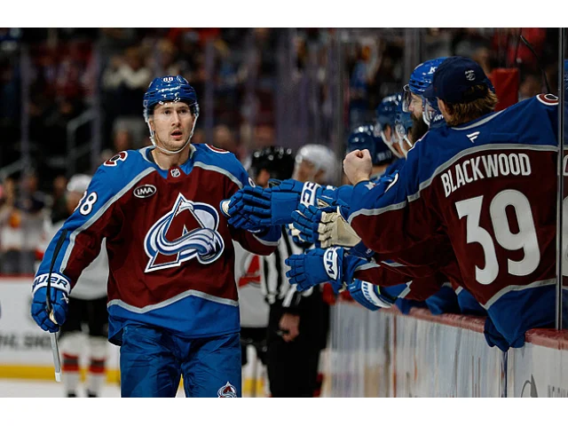 Nečas v NHL zazářil čtyřmi body, Faksa pomohl vyhnat Dobeše z brány