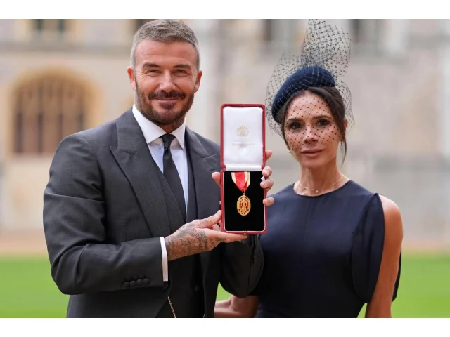 David Beckham je Sir, z Victorie je lady. Lady Směšná, píší lidé v komentářích
