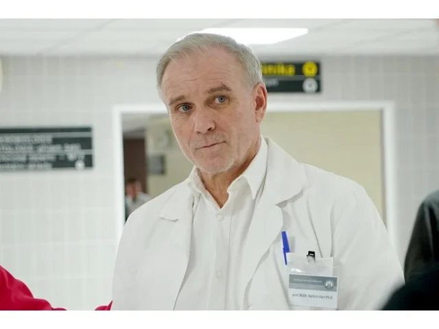 Doktor, co se dostane do problémů. Startuje Noční operatér s Lukášem Vaculíkem